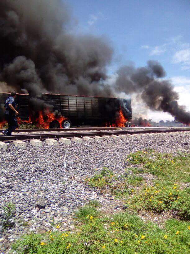 Tráiler intenta ganar el paso al tren en Huamantla